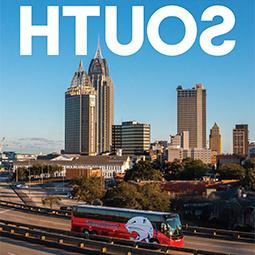《十大彩票网投平台》杂志的封面上，一辆捷豹巴士停在莫比尔市中心的州际公路上.