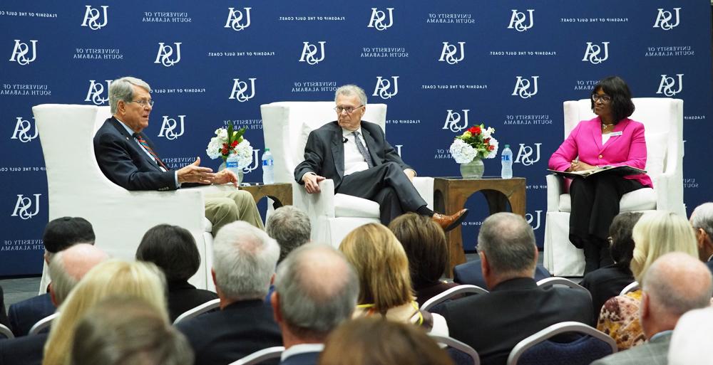 前参议院多数党领袖汤姆·达施勒, center, 和特伦特·洛特讨论了两党合作欧文·西尔弗和弗朗西丝·格罗兹基·西尔弗在麦昆校友中心的总统讲座.